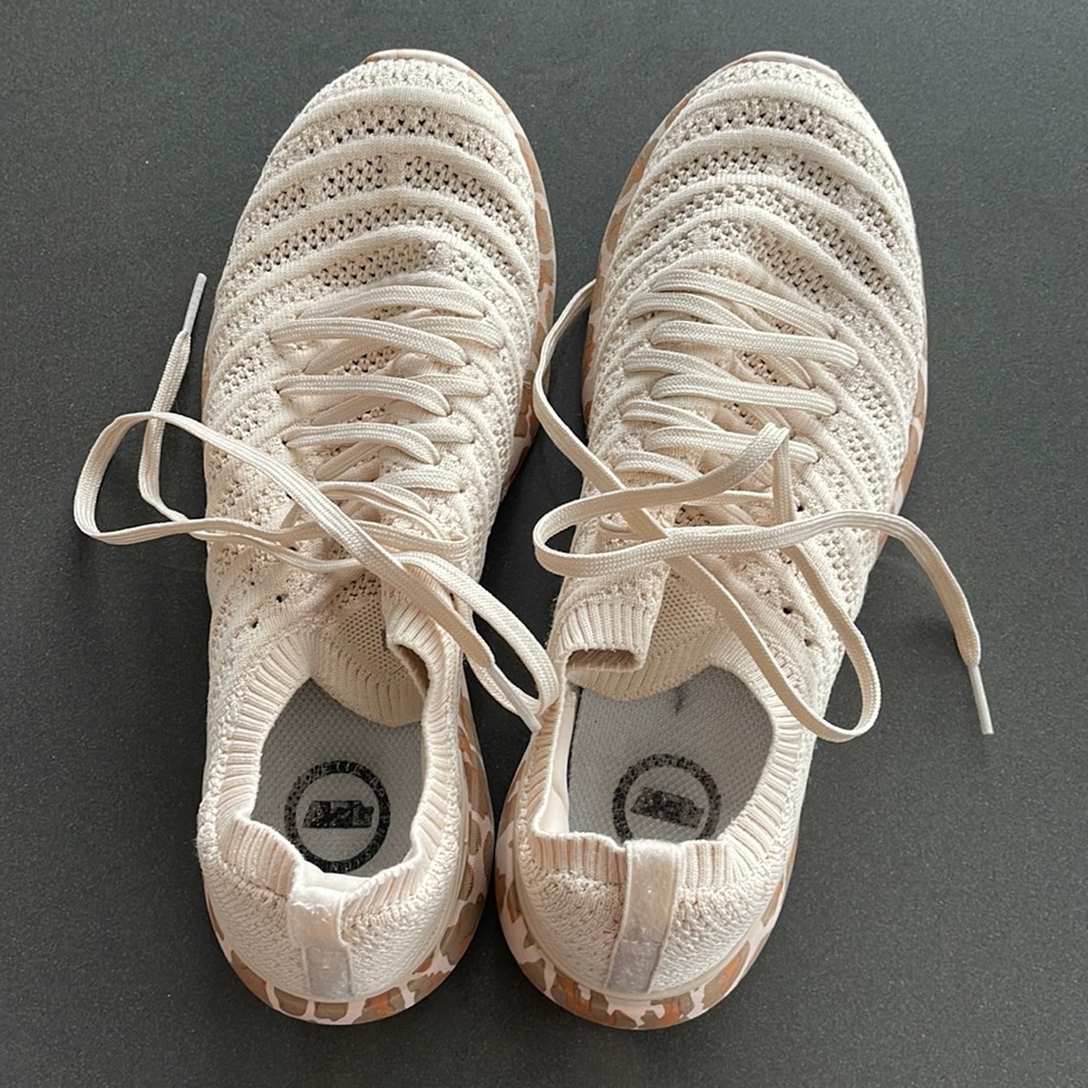 APL Women’s 8.5 sneakers